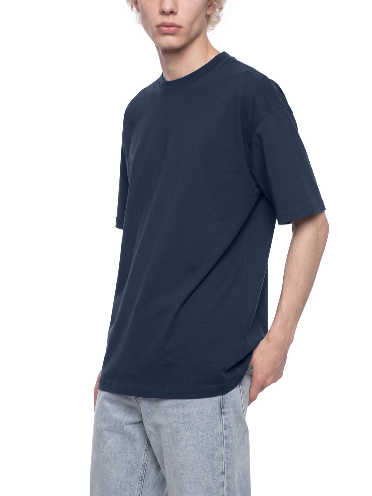 T-shirt Oversized Drop Shoulder – Nowrocky™ — proporcje oversize na modelu